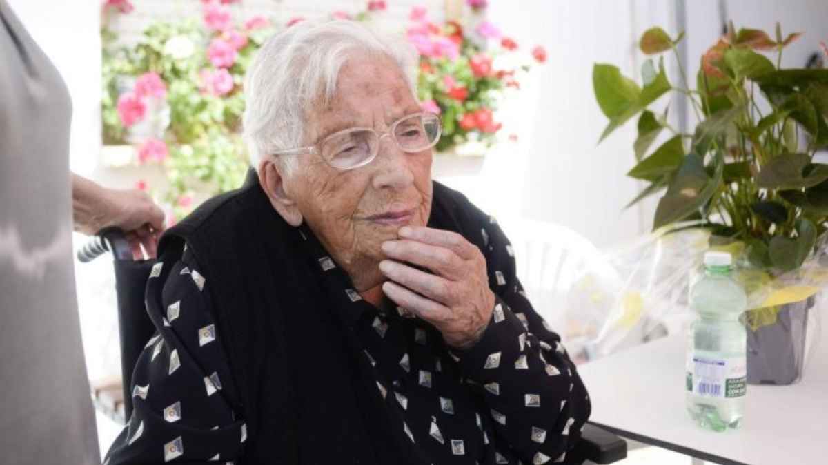 Teresa Fernández, la mujer más longeva de España, sentada en una silla de ruedas a los 113 años