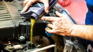 El timo del cambio de aceite que preocupa a los mecánicos y puede arruinar el motor del coche