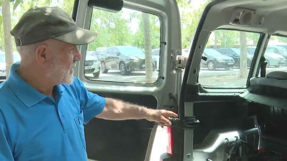 Hombre de 80 años en el interior de la furgoneta donde vive tras trabajar durante 49 años y no encontrar un alquiler asequible.