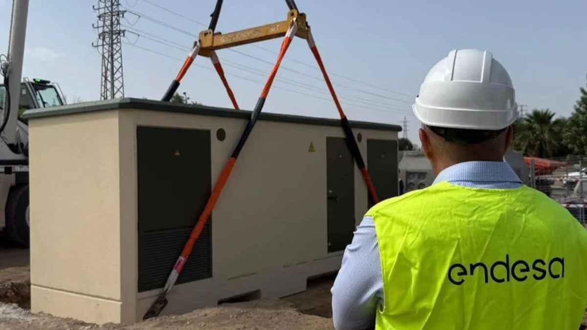 Operarios de Endesa instalan un nuevo transformador eléctrico en las Tres Mil Viviendas de Sevilla para reforzar el suministro