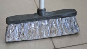 Por qué cada vez más personas envuelven la escoba con papel aluminio antes de limpiar el suelo