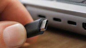 Si tu USB-C carga distinto al girarlo, el problema puede estar en el cable o el puerto