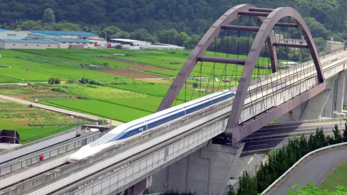 Tren Maglev japonés circulando sobre un puente de alta velocidad en Japón
