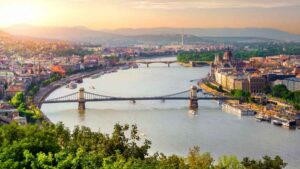 Ni París ni Roma: cada vez más viajeros mayores de 70 años eligen esta ciudad europea por su comodidad y bajo coste