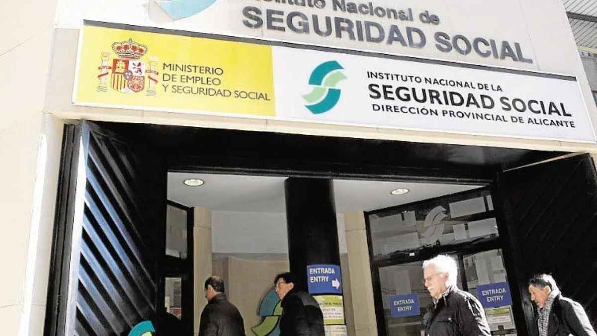 Entrada de una oficina de la Seguridad Social donde se tramitan las pensiones de jubilación y otros servicios
