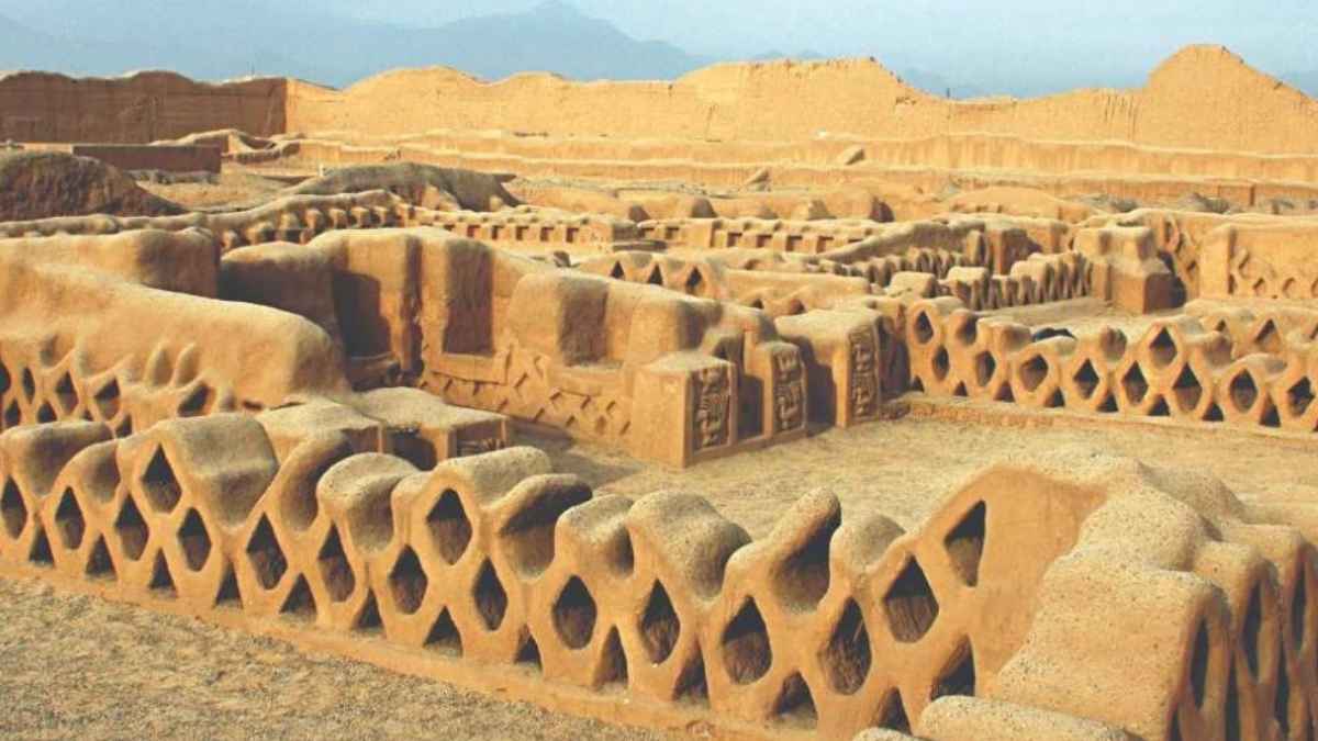 Vista general de Chan Chan, la ciudad de barro más grande del mundo, con sus muros de adobe y relieves de la cultura Chimú.