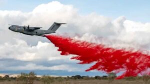 El nuevo Airbus A400M antiincendios promete descargar 20.000 litros en segundos, pero España todavía no puede usarlo