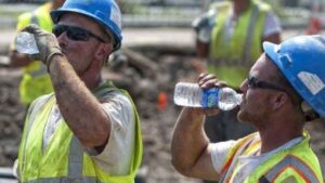 Un albañil con 30 años de experiencia explica cómo se trabaja cuando el calor supera los 40 grados