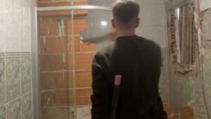 Un albañil de 22 años compra una vivienda por 40.000 euros y explica por qué los pueblos pueden ser la mejor opción para los jóvenes
