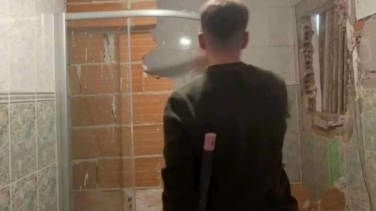 Santi, un albañil de 22 años, realiza la reforma de la vivienda que compró por 40.000 euros en un pueblo de Albacete.