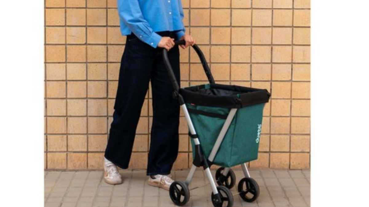 Mujer junto al carro de la compra de Alcampo con cuatro ruedas y capacidad para 25 kilos