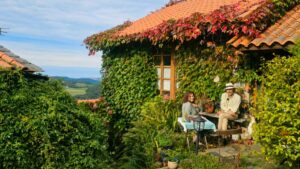 El sueño de Ana y Máximo era vivir en plena naturaleza y acabaron comprando un pueblo abandonado que hoy vuelve a tener vida