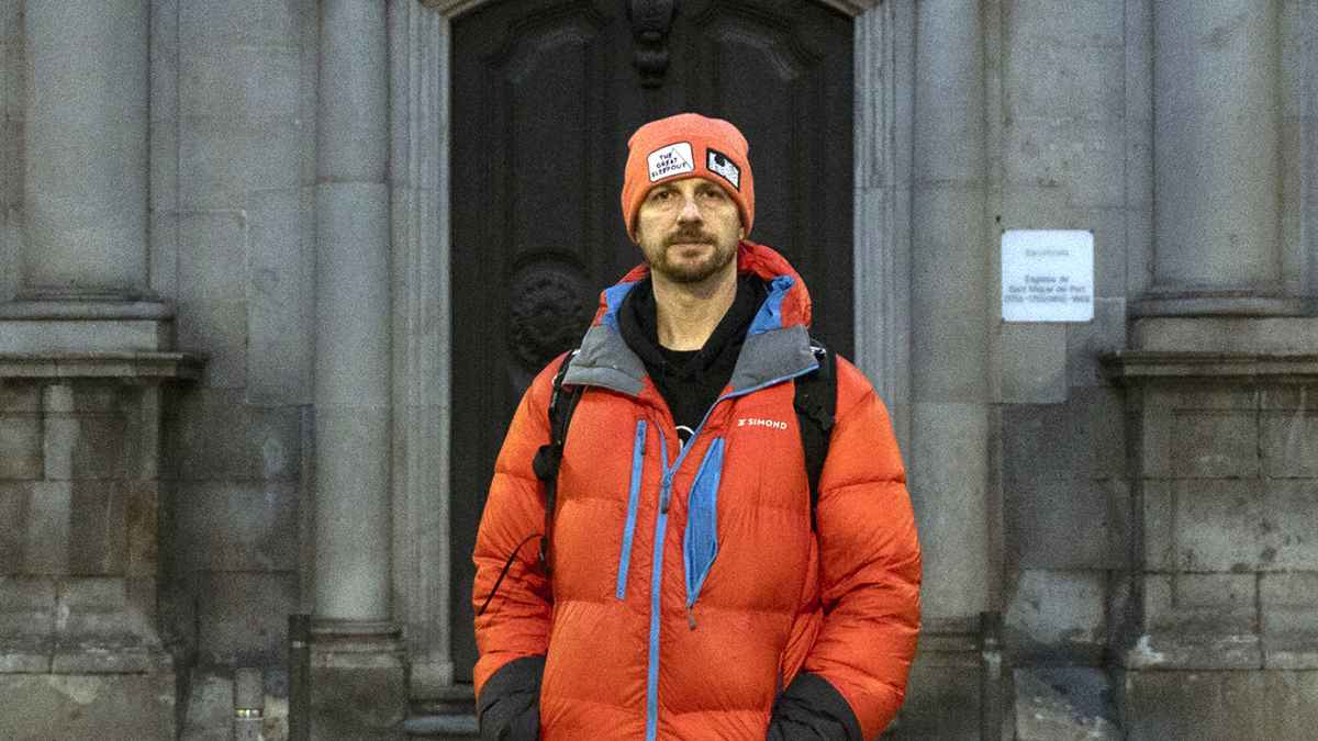 Andrew Funk, fundador de Homeless Entrepreneur, posa en Barcelona tras superar una etapa viviendo en la calle y alertar sobre las consecuencias del sinhogarismo.