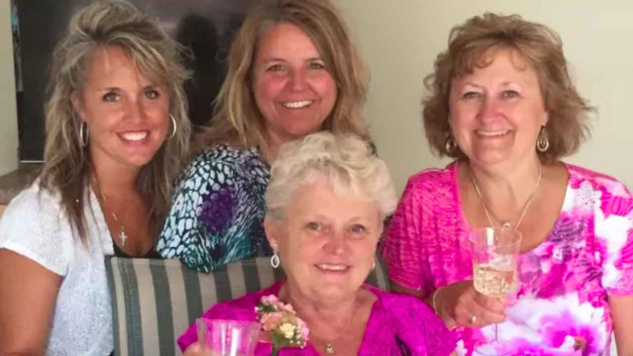 Anita LeBrun posa junto a varios familiares durante una celebración antes de impulsar la ley que permite la happy hour en residencias de mayores de Minnesota.