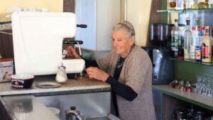 Anna Possi, la mujer de 101 años, revela la rutina que sigue cada mañana desde 1958 para seguir trabajando en su bar