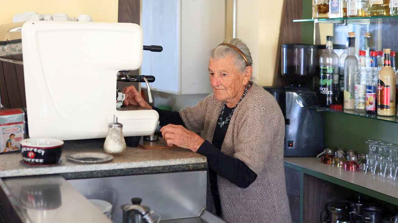 Anna Possi, barista de 101 años, detrás del mostrador del Bar Centrale de Nebbiuno.