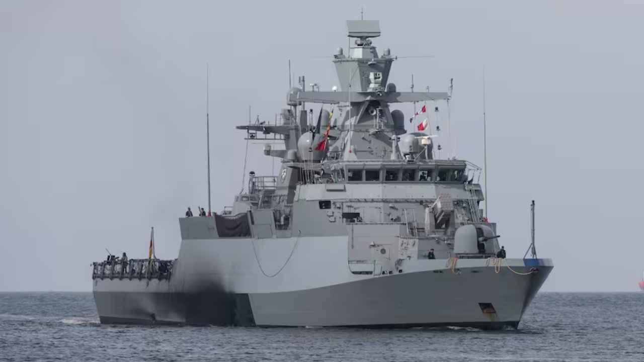 Buque de guerra de la Armada española navegando por el mar