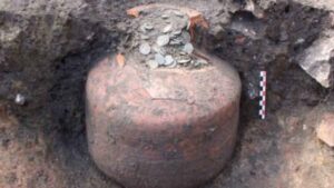 Los arqueólogos descubren un extraordinario depósito de monedas romanas que permaneció intacto durante 1.800 años