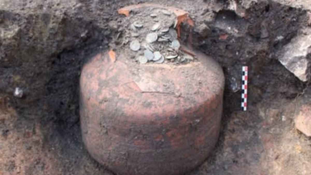 Vasija de cerámica con miles de monedas romanas descubierta durante una excavación arqueológica en Senon, Francia.