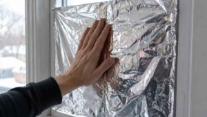Un arquitecto explica qué ocurre realmente al poner papel de aluminio en las ventanas cuando hace mucho calor
