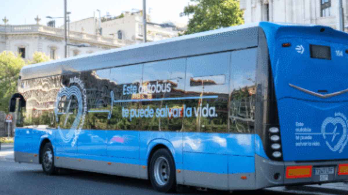 Autobús de la EMT de Madrid equipado con un desfibrilador inteligente para actuar ante emergencias cardíacas y avisar automáticamente al 112.