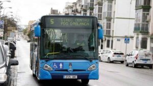 El Puerto de Santa María hará que viajar sea gratis en sus autobuses urbanos desde septiembre tras las quejas por el calor