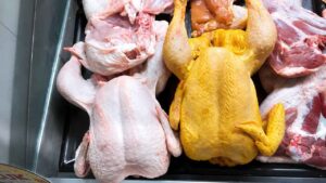 Los avicultores explican por qué algunos pollos tienen la piel amarilla y otros blanca: qué cambia en el sabor, la textura y la calidad