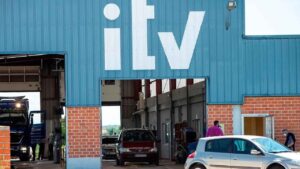 DGT avisa a los vehículos con estas matrículas de que deben pasar la ITV en 2026 para evitar una multa de 200 euros