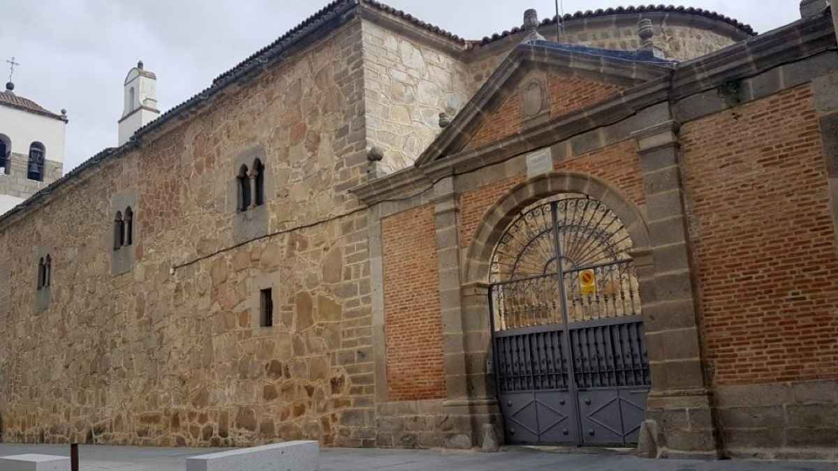 Fachada del Obispado de Ávila, que ha alertado de una nueva estafa telefónica con llamadas para solicitar donaciones y transferencias de dinero