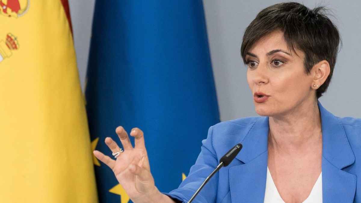 Representante del Gobierno durante una rueda de prensa sobre vivienda e IBI