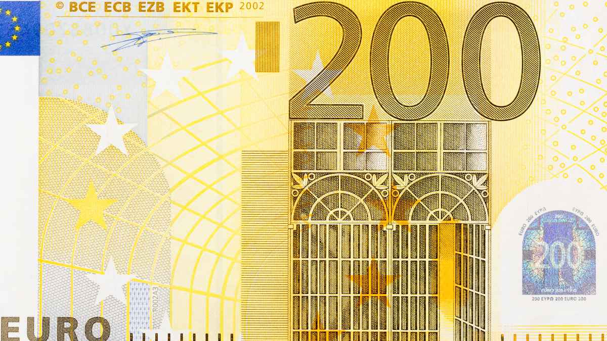 Billete de 200 euros utilizado para ilustrar la ayuda económica destinada a familias con hijos menores de 4 años en Euskadi.