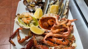 Este popular bar de Málaga vuelve a ofrecer una mariscada por 10 euros y pescado desde 6 euros