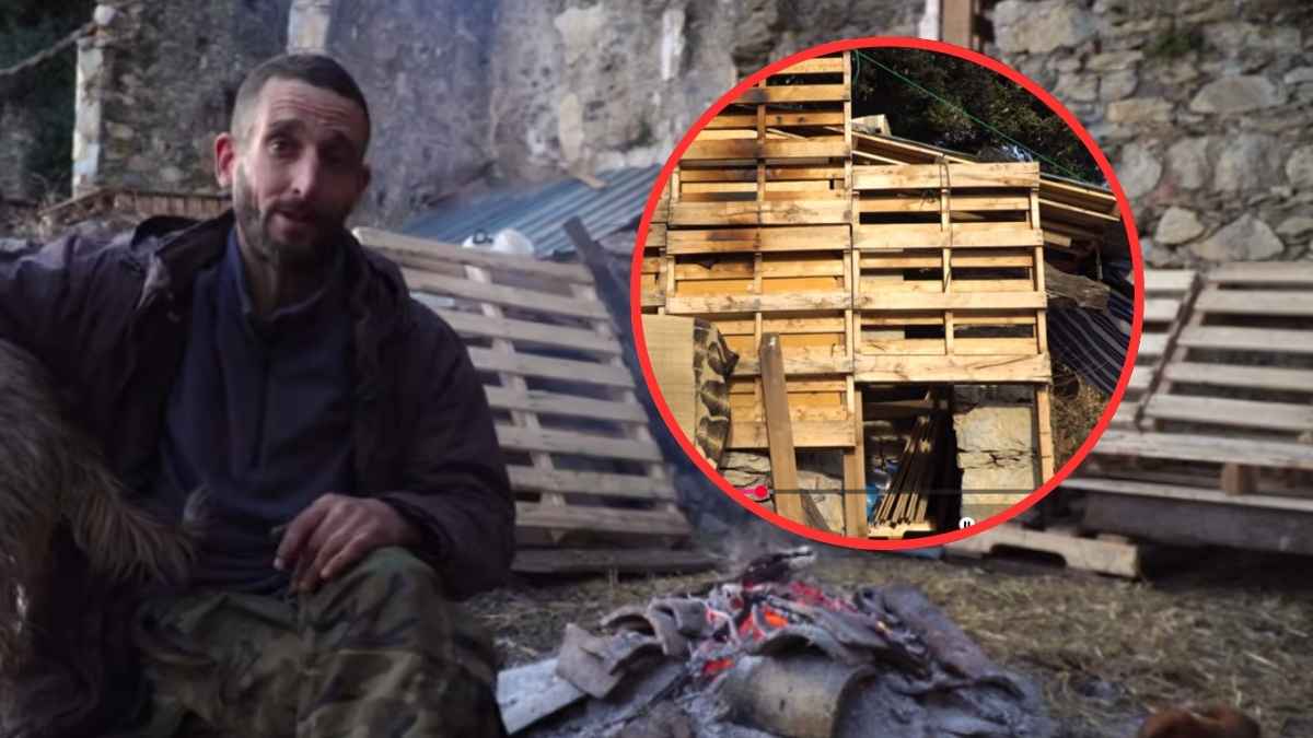 Bernat junto a una hoguera en el bosque mientras construye su hogar con palets reciclados