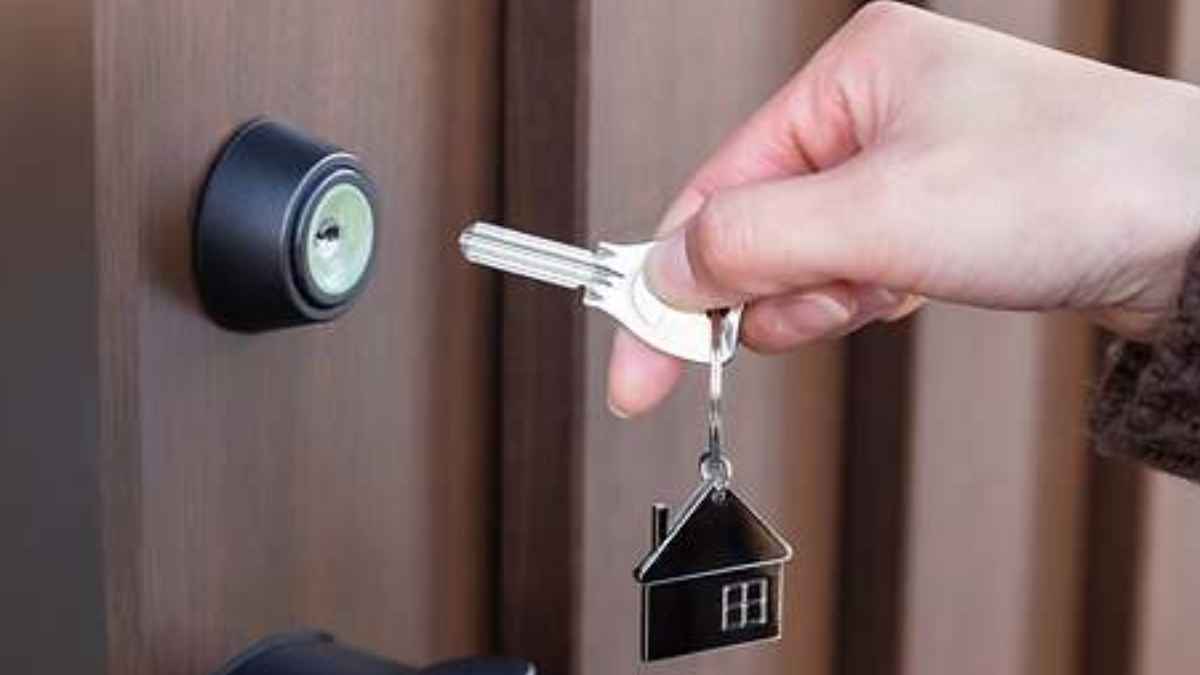 Una persona introduce una llave en la cerradura de la puerta de una vivienda antes de dormir.