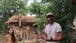 La historia de Boris y Rosa, la pareja que levantó su hogar con tierra, paja y materiales reciclados en una finca abandonada