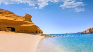 La cala de Almería donde puedes bañarte en una piscina natural rodeada de roca y disfrutar de algunos de los mejores atardeceres