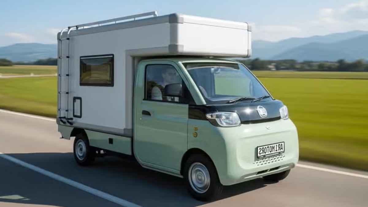 Camper eléctrica compacta ARI 458 Pro circulando por carretera