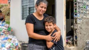 Ahorró nueve años para comprar un terreno y recibió una casa levantada con más de siete toneladas de plástico reciclado