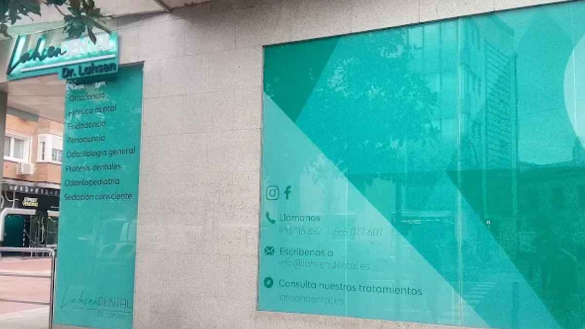 Fachada de una clínica de Lahsen Dental cerrada en Madrid