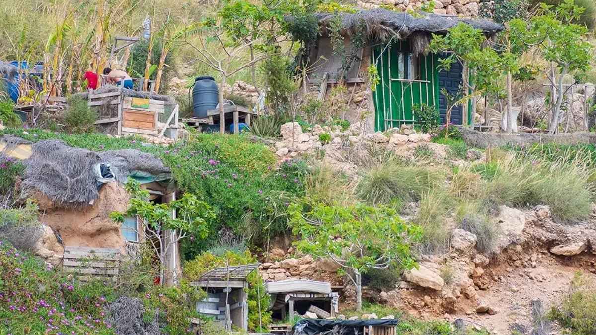 Viviendas construidas con materiales naturales en la comuna de la Cala de San Pedro, en Cabo de Gata