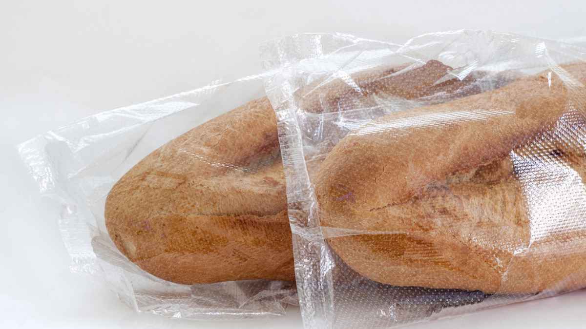 Barra de pan conservada en una bolsa de plástico para mantener su frescura durante más tiempo.