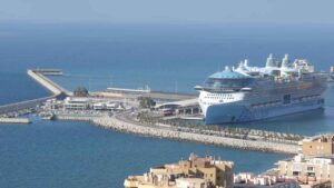 El crucero más grande del planeta sorprende en Málaga con 365 metros de eslora y una ciudad flotante en su interior