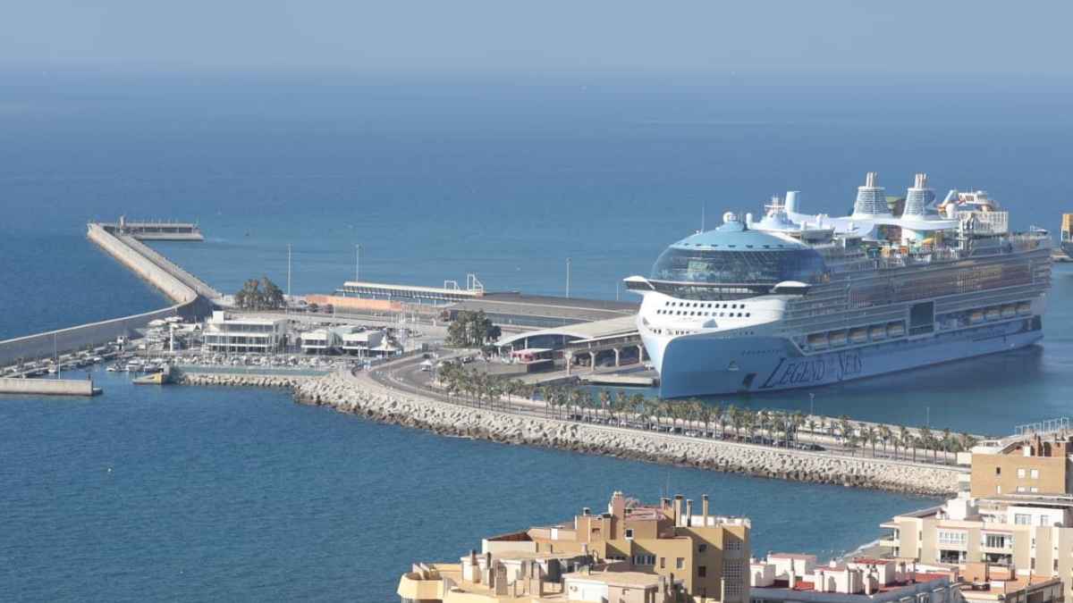 Crucero Legend of the Seas atracado en el puerto de Málaga durante su viaje inaugural