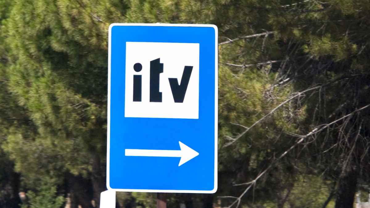 Señal que indica una estación de ITV tras la actualización de la DGT para autocaravanas y furgones vivienda.
