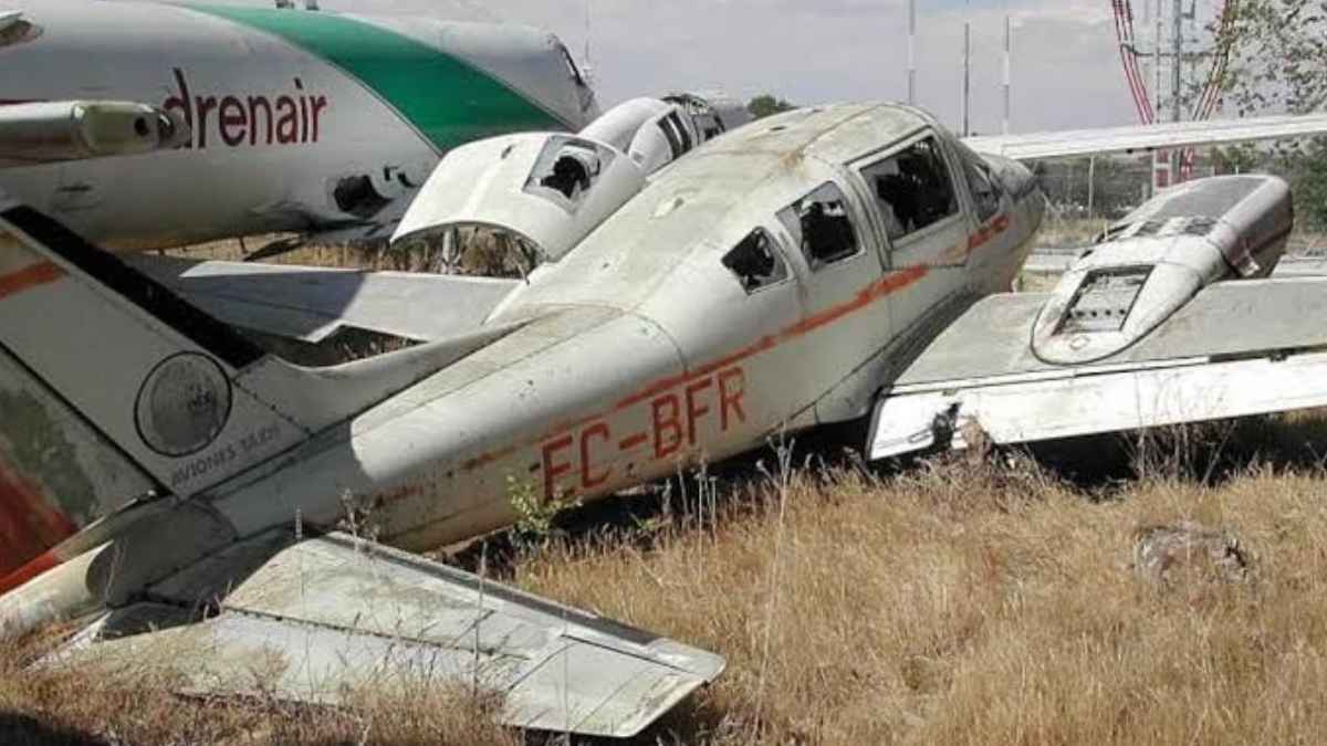 Dos avionetas abandonadas en el aeropuerto de Bilbao que salen a subasta con un precio de salida de 0 euros.