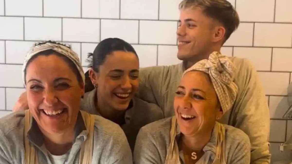 Dos hermanas junto a sus hijos en el obrador de la panadería familiar Delikatessen