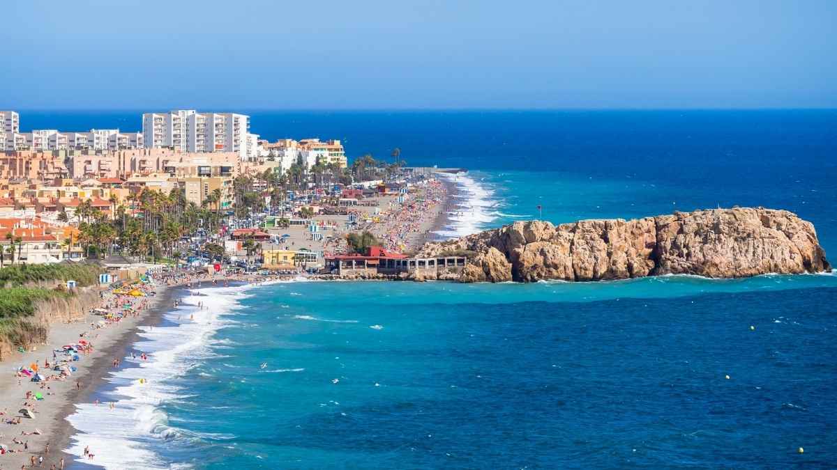 Vista de una playa de la Costa Tropical de Granada donde Ecologistas en Acción ha concedido una Bandera Negra en 2026.