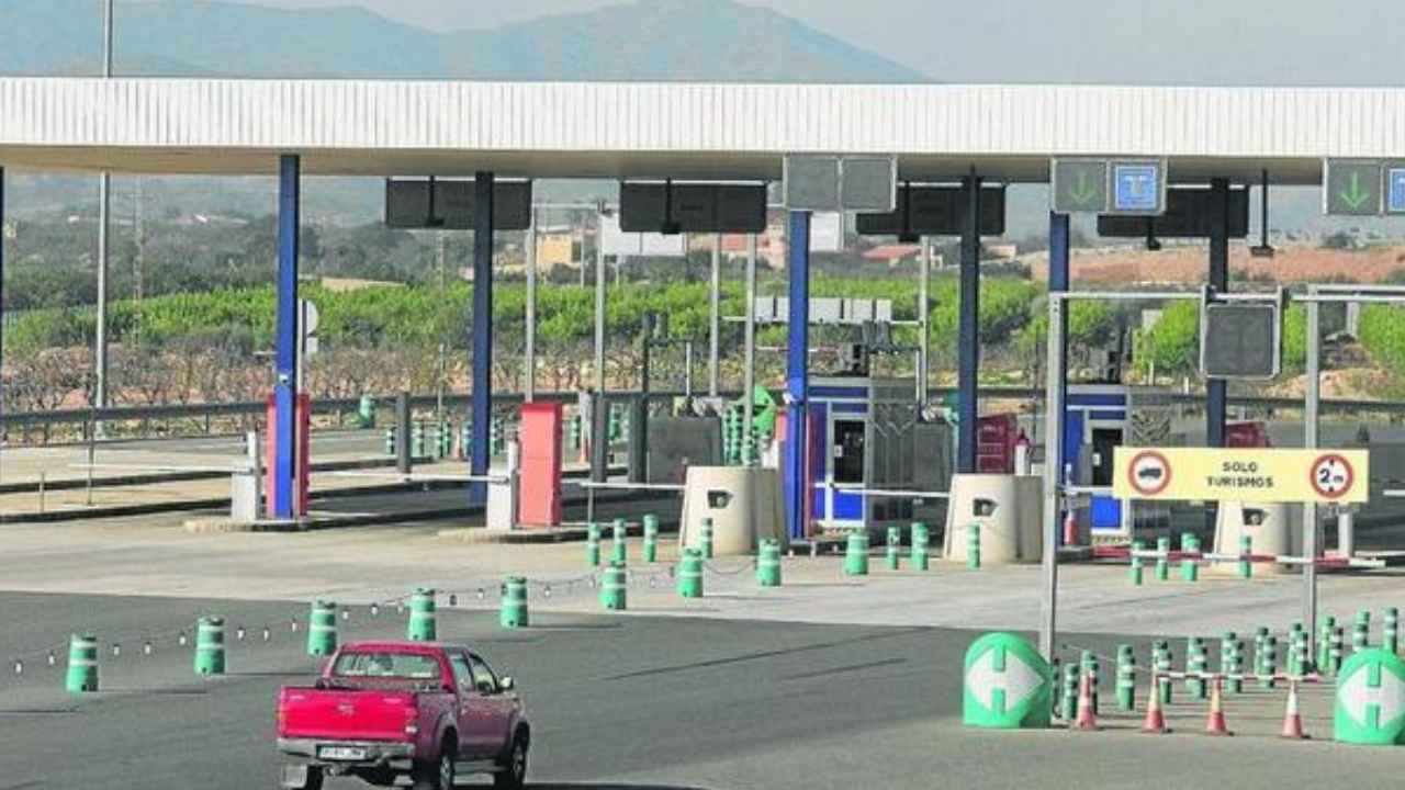 Agentes de la Guardia Civil durante la operación Enlazado por la manipulación de tickets en la AP-7.