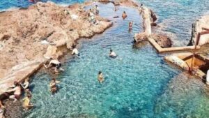 Esta joya escondida del Cabo de Gata parece una piscina natural pero tiene una función industrial y ecológica