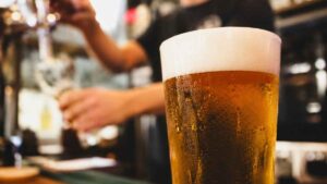 El secreto mejor guardado de una cerveza bien servida está en la espuma blanca que muchos rechazan